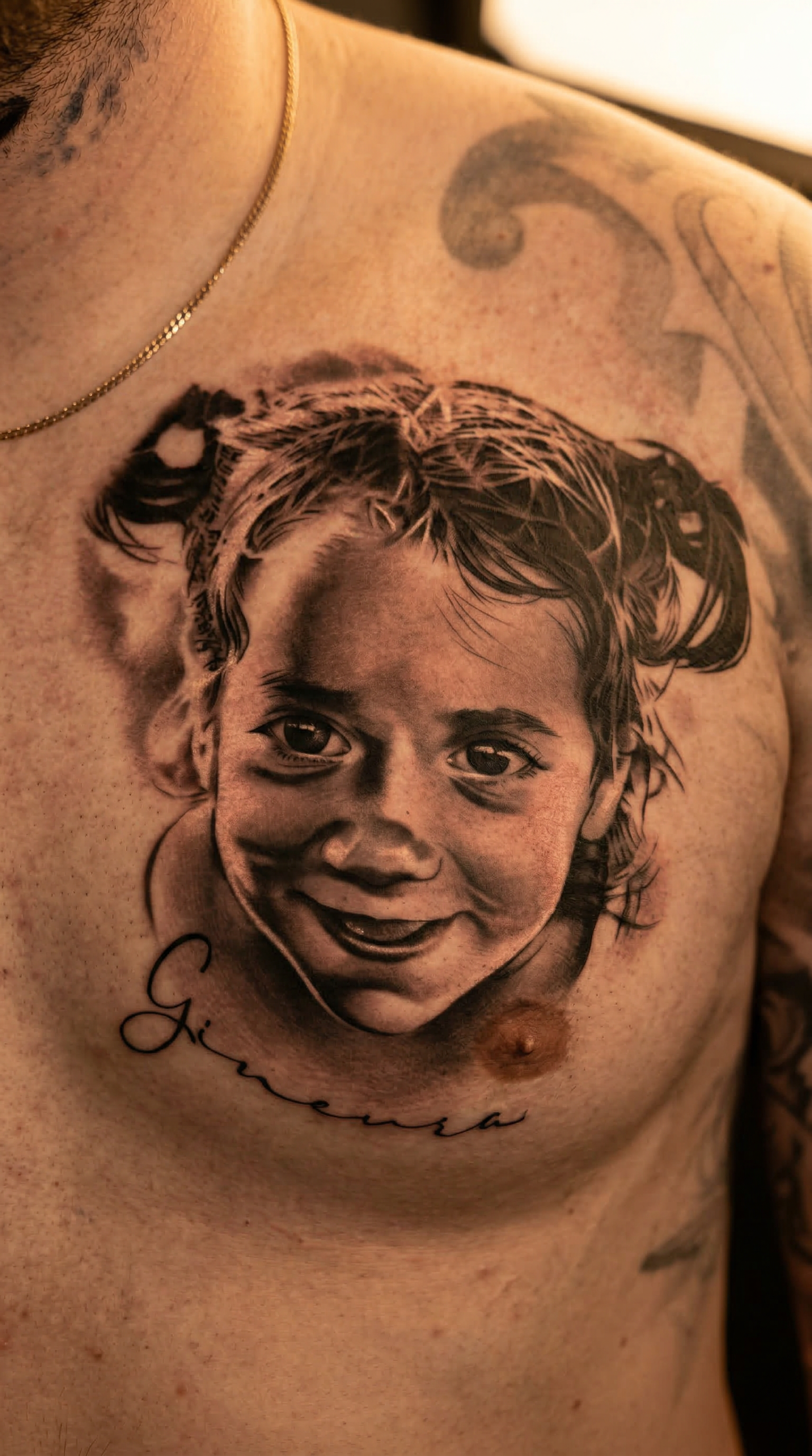 Ritratto bambina su petto